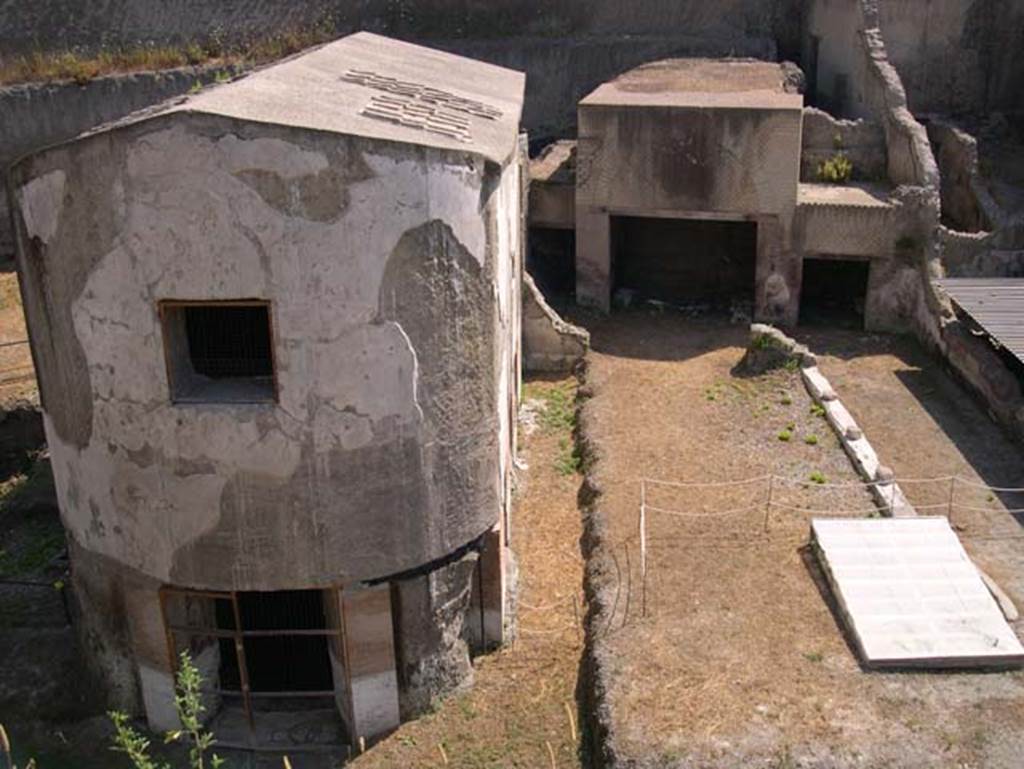 South-western baths, Herculaneum. July 2004. Looking north towards baths building, on left and terrace 2 on right.
Photo courtesy of Jennifer Stephens. ©jfsPAP0695